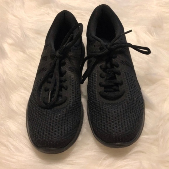 NEW Nike Revolution 4 Black Running Sneaker Size 6 - Picture 4 of 8